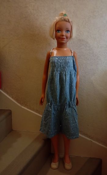 Combishort , 12 ans, coton bleu clair, étoiles blanches ,bretelles réglables ,taille élastique,2 poches . Très bon état.