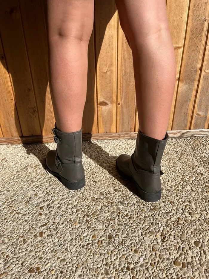 Bottes grises - photo numéro 3