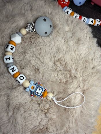 Attache tétine  robot