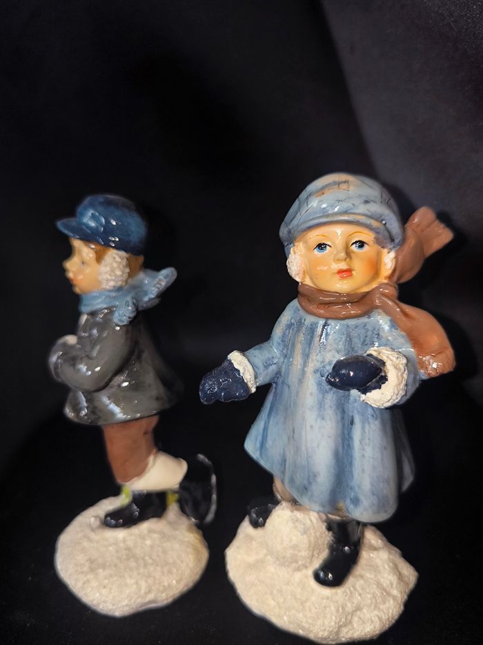 Lot de 2 charmantes figurines  décoration Noël enfants jouant céramique neuves - photo numéro 4