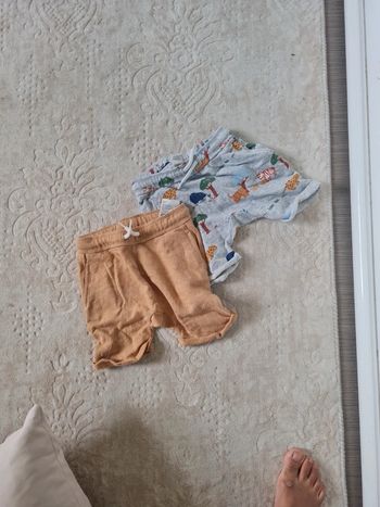 2 shorts hm 12/18 mois