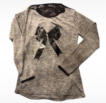 T shirt longues manches gris dessin noeud noir et haut du dos en dentelle