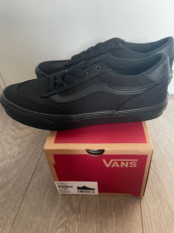 Chaussures baskets de la marque Vans pointure 37 jamais portées Neuve es en boîte neuf