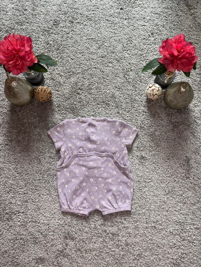 🌺Barboteuse/Combinaison manche courte lila au motif fleuris Taille 3mois/56-62cm🌺 - photo numéro 3