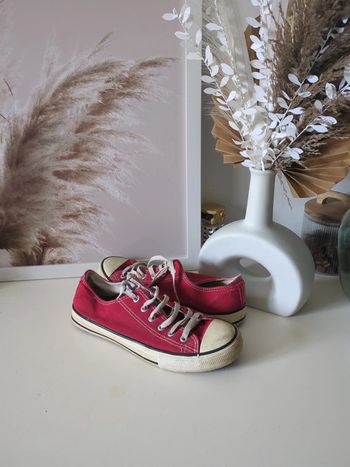 Baskets toile rouge , sous lit