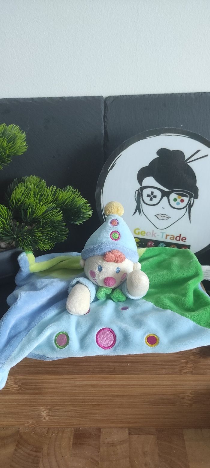 Doudou plat clown vert bleu Nicotoy chapeau rose rond jaune carré Ancien