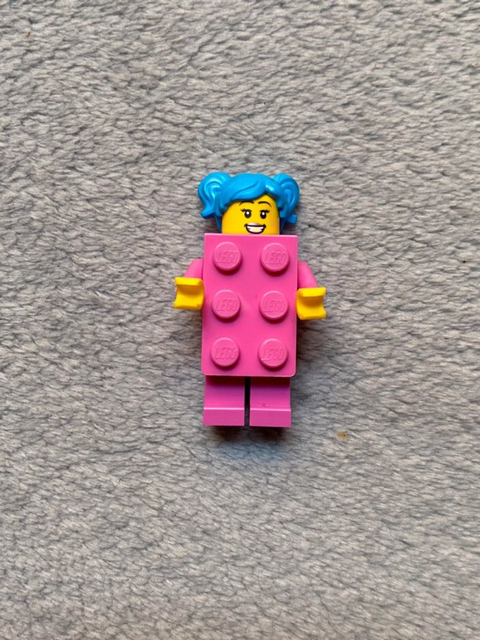 Minifigurine lego déguisé en brique rose