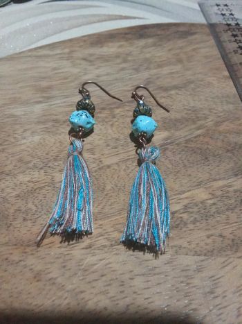 Boucles d'oreilles pendantes style turquoise et fils en tissu