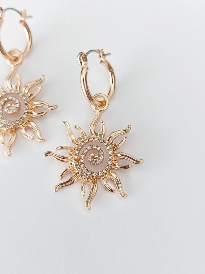 Magnifique paire de boucles d'oreilles pendantes - soleil doré - acier inoxydable 🌊 - photo numéro 3