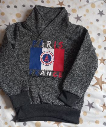 Sweat sans marque 6 ans.