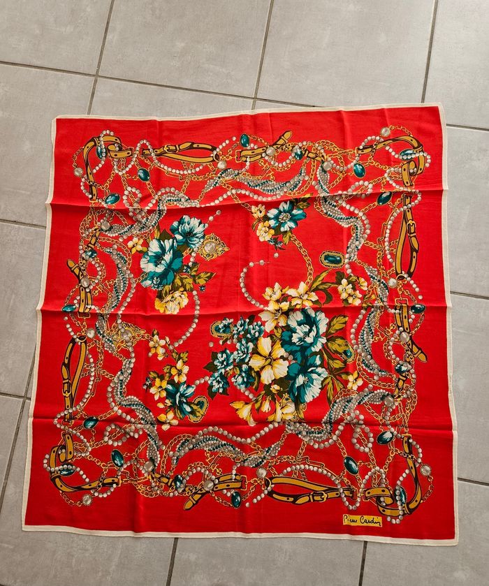 Carré Pierre Cardin rouge en soie 100%