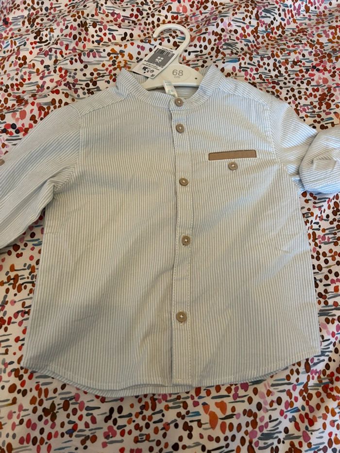 Chemise légère  à manches longues.
