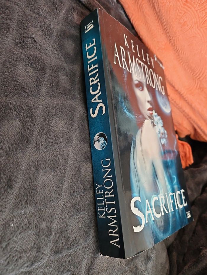 Livre broché kelley Armstrong sacrifice - photo numéro 3
