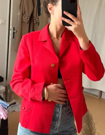 Blazer rouge à boutons dorés