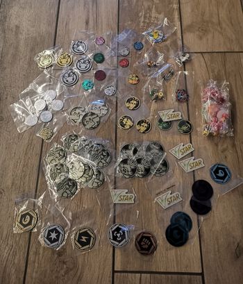 Gros lot de pins et jeton pokemon