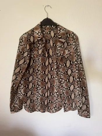 Chemise à motif serpent