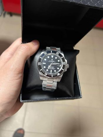 Montre style Submariner en très bon état automatic