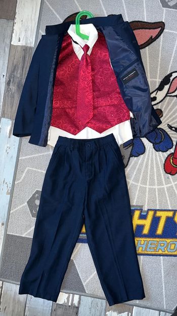 Costume 5 pièces parfait état bleu marine et bordeaux 4 ans