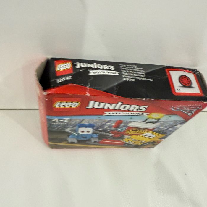 Lego Juniors 10732 - L'arrêt Au Stand De Guido Et Luigi - Boite neuve, scellée mais un peu abîmée (voir photos). - photo numéro 2