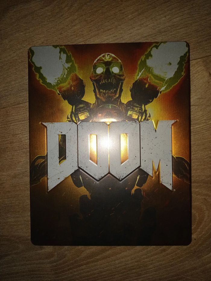 Doom PS4 et son boitier métallique - photo numéro 3