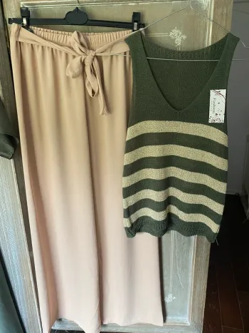 Ensemble Palazzo beige et top maille kaki