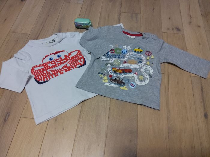 Lot de deux tee-shirts manches longues disney cars 12 mois