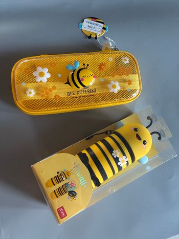 2  trousses abeille neuves Legami