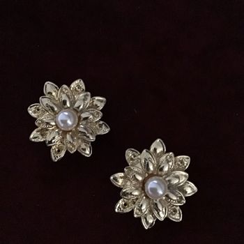 Magnifiques clips fleurs vintage. Années 80