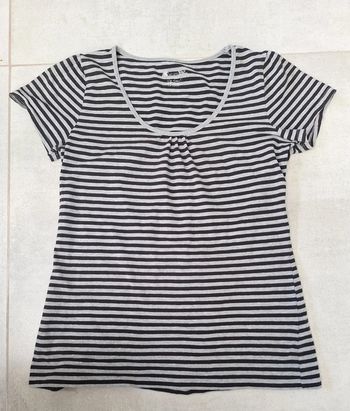 T-shirt rayé gris et noir