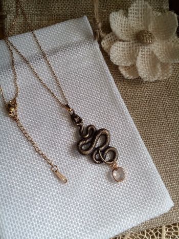 Collier serpent et perle de verre sertie