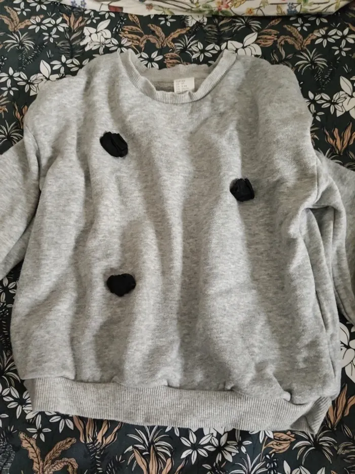 Pull gris H&M petits noeuds noirs 104cm