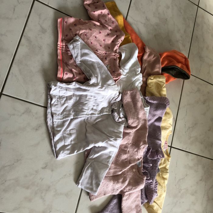 Lot de 9 gilets taille 6 mois
