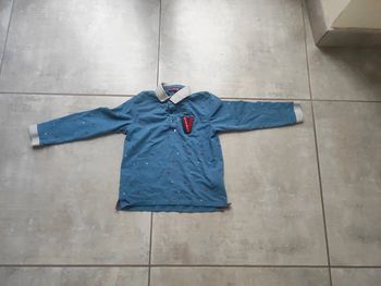 T-shirt manches longues garçon taille 9 ans.