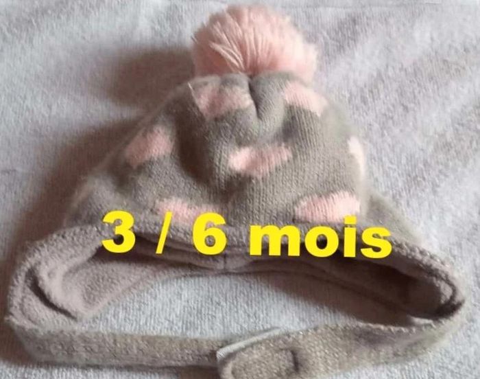 Bonnet avec pompon avec cache oreille gris motif coeur rose intérieur polaire