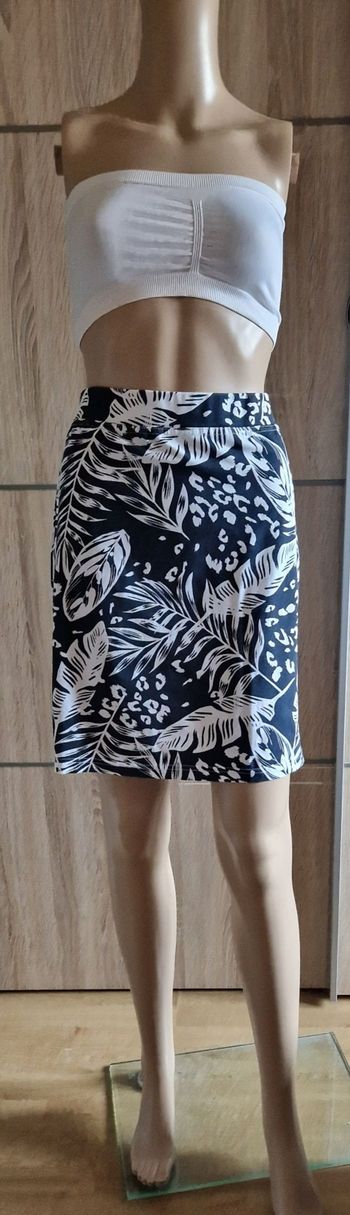 Jupe à fleurs bleu marine Taille 38/40