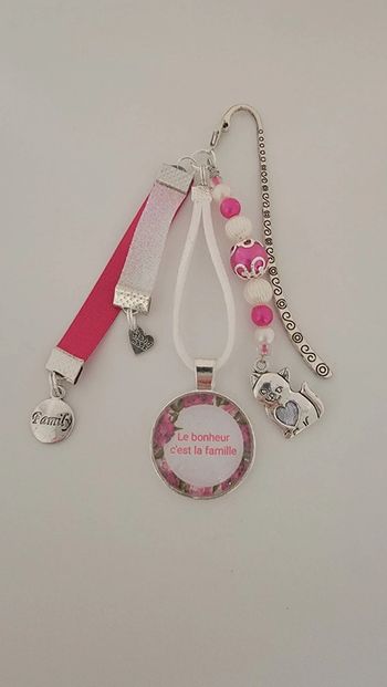 Cadeau famille, bijoux de sac ou marque page " le bonheur c est la famille"