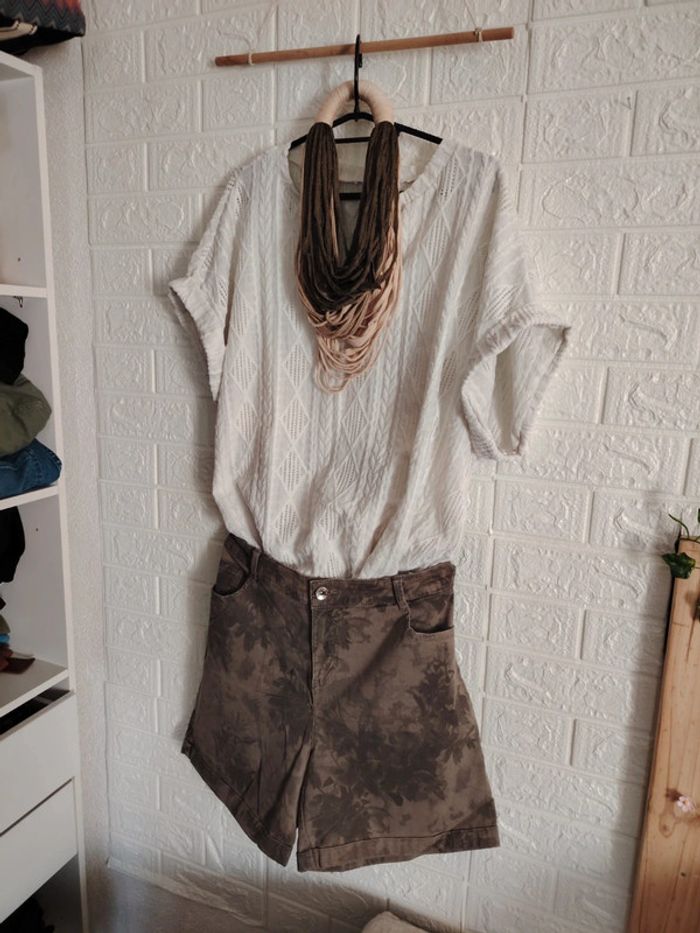 Ensemble short kaki, tee-shirt blanc et tour de cou - photo numéro 2