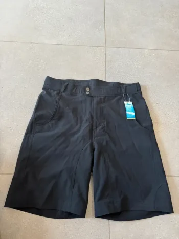Short noir Urban Active, taille M, neuf avec étiquette, SPF 50+ 42*50cm