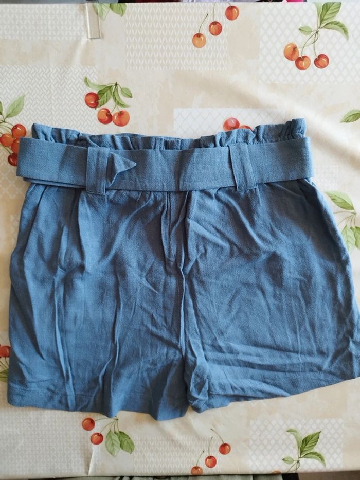 Superbe short bleu joli détail avec la boucle en bois à la ceinture New Look taille 38 - photo numéro 4