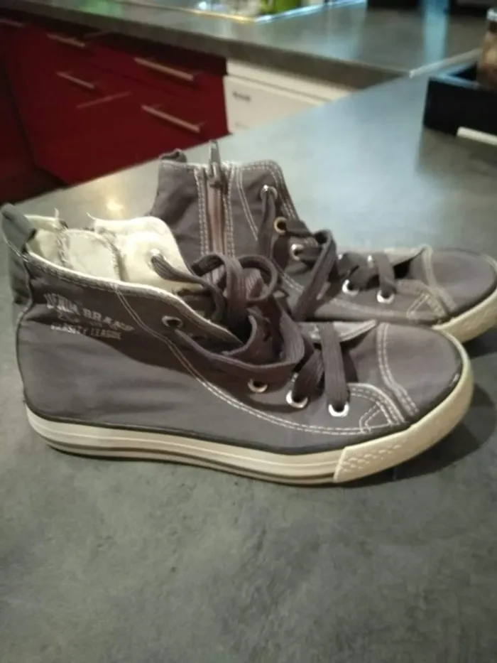 Basket en toile et zippé sur un côté