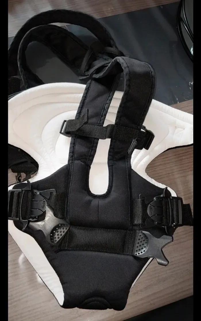 Porte bébé Chicco Black Label noir et blanc. Excellent état. Taille 0+ de la naissance à 9kg. - photo numéro 3