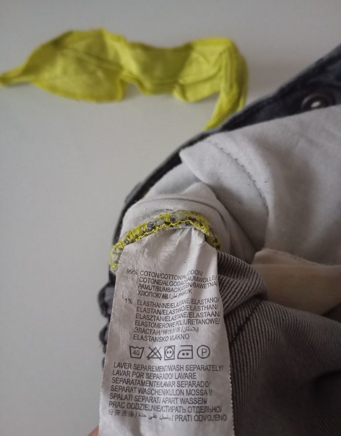 Short jean's  noir gris  , ceinture tissu  jaune. 5 ans . Poches . Revers . Très bon état. - photo numéro 9