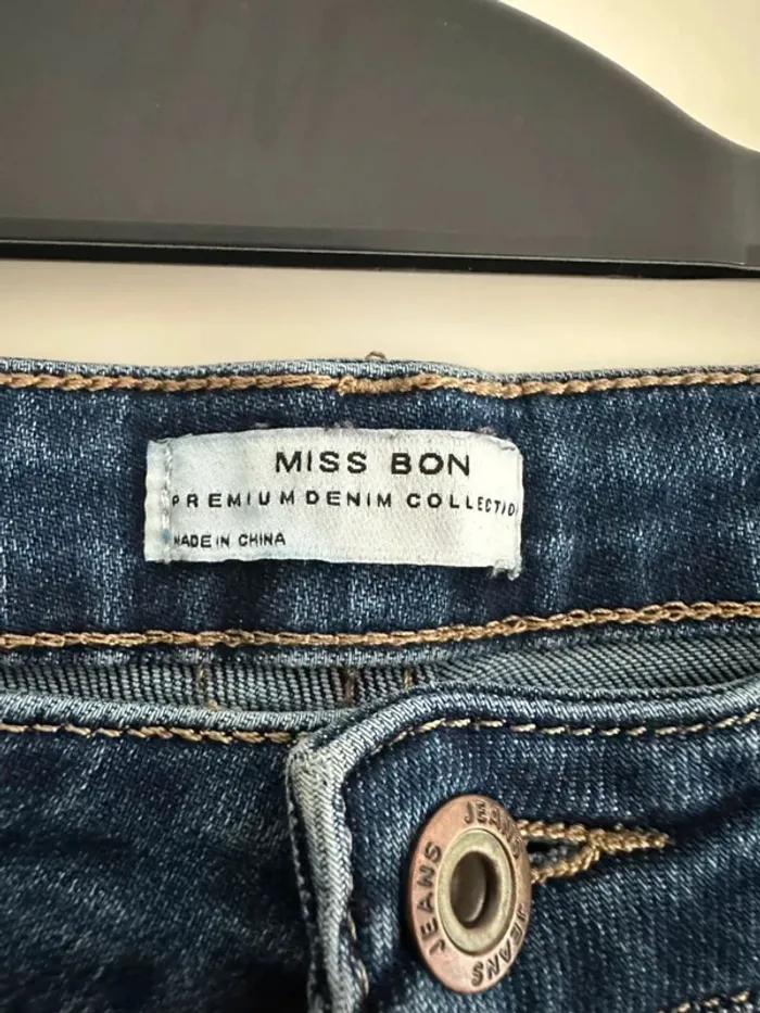 Jean skinny taille haute bleu classique avec effet légèrement usé – Miss Bon - photo numéro 2
