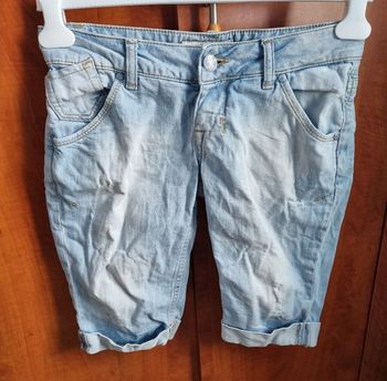 Short longueur genoux jean effet délavé et usé taille 36