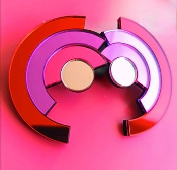Magnifique boucles d'oreilles tourbillon miroir fushia rouge pop design méga tendance ! 
