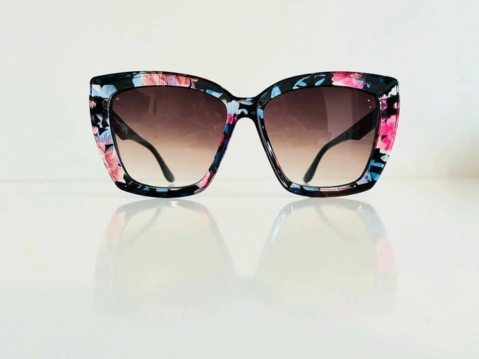 Lunette de soleil femme fleurie bras noirs verres dégradés UV protection catégorie 3 - photo numéro 2