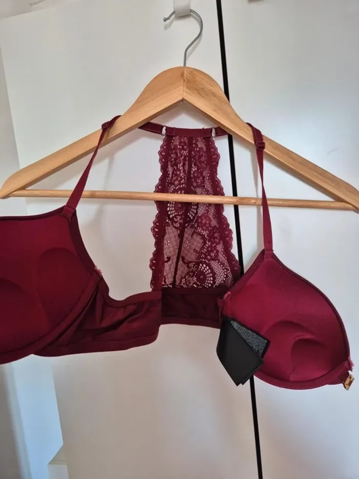 Soutien-gorge en dentelle bordeaux H&M 
Taille française 95B eur 80B - photo numéro 5