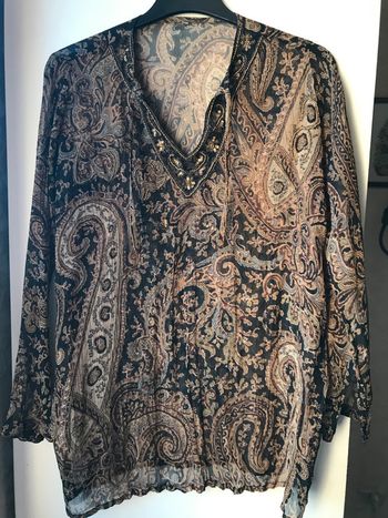 tunique voile avec perles à l'encolure