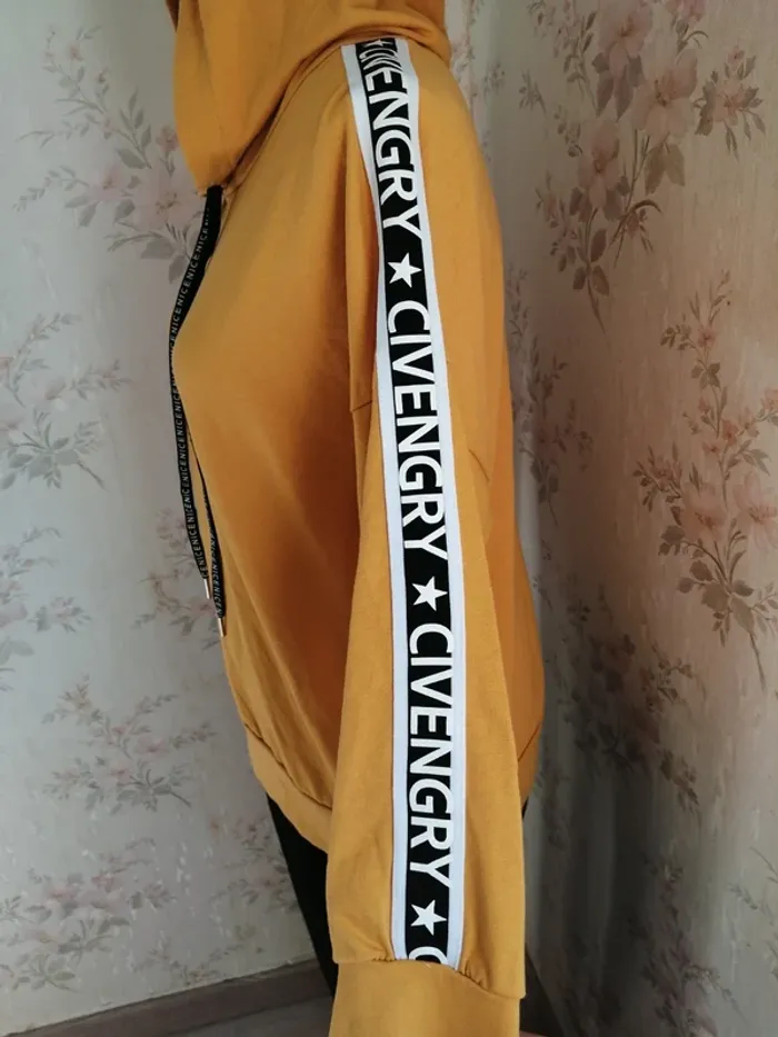 Sweat à capuche fin moutarde avec rubans à message sur les manches / sans marque / (TU) - photo numéro 6