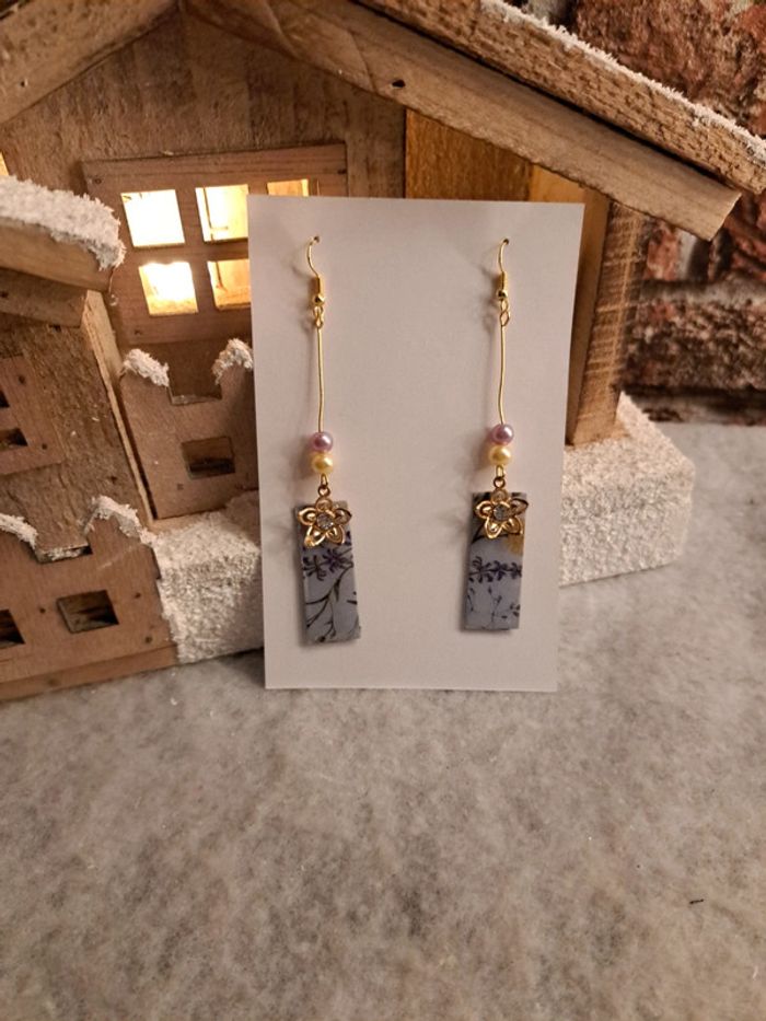 Boucles d'oreilles pendante en résine florale